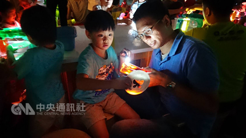 父親節即將到來,信誼基金會4日起連續兩天推出「88親子快樂頌」免費活動,吸引不少爸爸帶著孩子前來參加,一起動手玩科學。(信誼基金會提供)中央社記者魏紜鈴傳真 107年8月4日