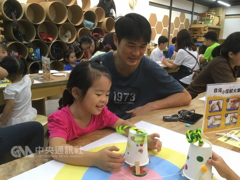 信誼基金會提前歡慶父親節,4日在台北推出「88親子快樂頌」免費活動,邀請親子一起開心動手玩科學,增進親子互動交流。(信誼基金會提供)中央社記者魏紜鈴傳真 107年8月4日