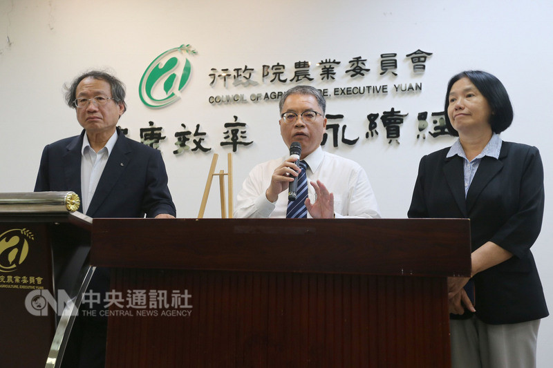 中國大陸瀋陽8月3日首次傳出非洲豬瘟疫情,農委會副主委黃金城(左起)、農委會動植物防疫檢疫局副局長施泰華、農委會家畜衛生試驗所所長杜文珍6日共同召開記者會,說明防疫措施。中央社記者徐肇昌攝 107年8月6日