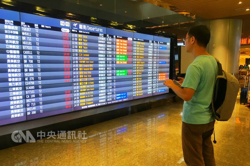 桃園市機師職業工會發起罷工投票,開票結果7日出爐。圖為桃園機場航班資訊看板。(中央社檔案照片)