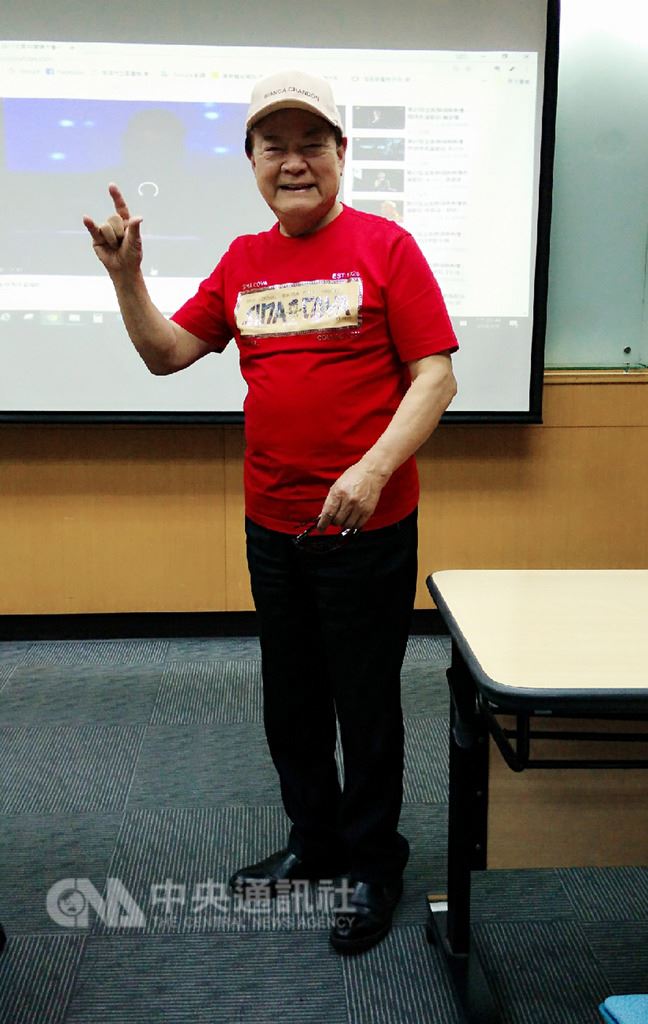 資深藝人劉福助(圖)9日在文化部舉辦的「流行音樂輔助教材」教師培訓營擔任台北首場的講師,他提到歌仔戲也是唸歌的啟蒙,認為這樣的文化必須要繼續傳承、不能斷。(文化部提供)中央社記者鄭景雯傳真 107年8月9日