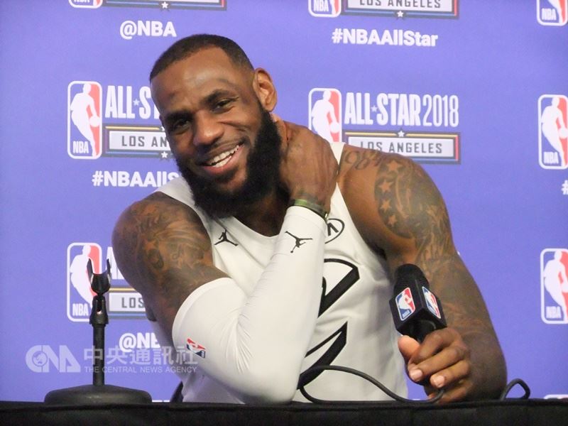 美國職籃NBA球星詹姆斯(圖)對兒童教育的關注,讓不少美國人表示支持,數千名美國民眾上請願網站連署,呼籲讓他出任教育部長。(中央社檔案照片)
