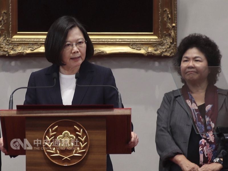 總統蔡英文(左)12日將出訪巴拉圭和貝里斯,總統府秘書長陳菊(右)也將跟隨總統專機出訪,但專機過境美國,陳菊將留在美國境內宣慰僑胞,之後再到休士頓與總統會合。(中央社檔案照片)