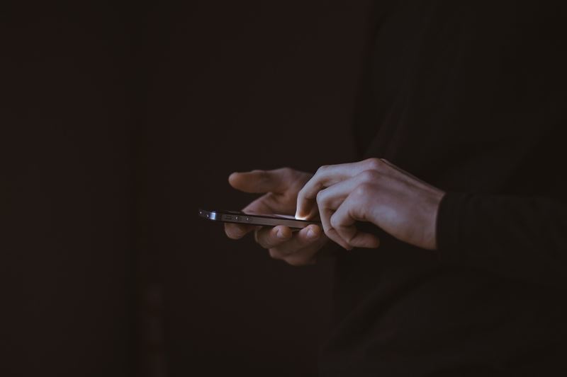 美國科學家指出,已發現到智慧手機、筆記型電腦的藍光是如何損害人類視力。圖為示意圖。(圖取自Pixabay圖庫)