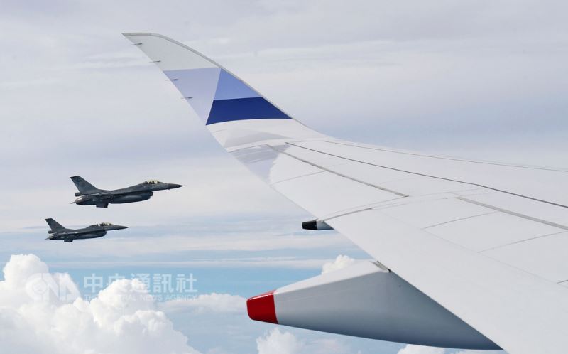 總統蔡英文12日到20日出訪中南美洲友邦巴拉圭和貝里斯,12日下午搭乘專機出發,空軍從花蓮基地派出4架F-16戰機伴飛護衛,並向三軍統帥致敬。中央社記者裴禛攝 107年8月12日