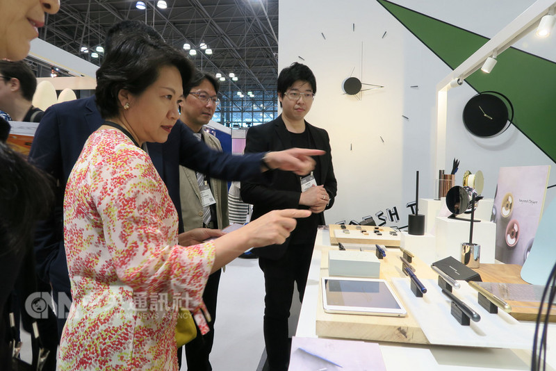2018紐約禮品展夏季展12日登場,首次參展的Beyond Object展出精品隨身碟、膠帶台和沒有固定外形的時鐘,駐紐約辦事處長徐儷文(左)駐足參觀。中央社記者尹俊傑紐約攝 107年8月13日