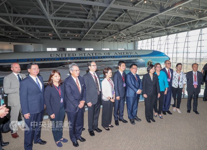 總統蔡英文(右5)14日率團參訪美國雷根圖書館,與團員在空軍一號前合影留念。中央社記者裴禛洛杉磯攝 107年8月14日
