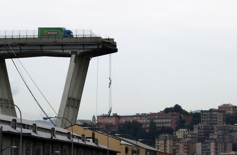 義大利熱內亞一座高架橋14日突然斷落,一輛卡車停在橋末端,差點跌落。(路透社提供)