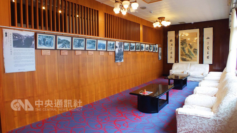 「1913阿里山舊事所地方文化館」15日揭幕,館中可欣賞過去接待許多國家元首、外賓、大使的首相套房及起居場所等,牆上也展示貴賓造訪的老照片。(阿里山賓館提供)中央社記者江俊亮傳真 107年8月15日
