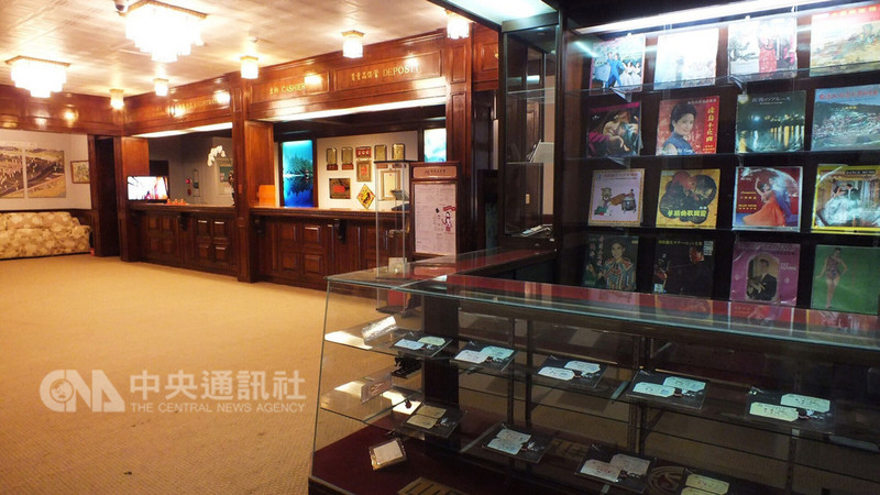 「1913阿里山舊事所地方文化館」15日開幕,館內陳列許多早期阿里山森林鐵路、賓館使用的文物,還有台灣早年發行的唱片等,令人發思古幽情。(阿里山賓館提供)中央社記者江俊亮傳真 107年8月15日