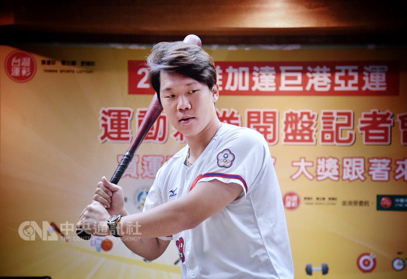 2018雅加達巨港亞運在即,台灣運彩16日在體育署舉行記者會,宣布將針對包含棒球在內等17項運動競賽開盤,亞運中華棒球代表隊選手詹子賢出席宣傳,會中揮棒為亞運運彩開盤造勢。中央社記者王飛華攝 107年8月16日