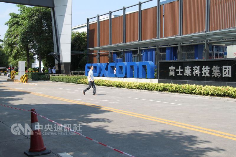 彭博17日報導,包括鴻海、仁寶、英業達等全世界許多電子產品幕後的製造大廠,現在正準備將生產版圖移出中國。圖為鴻海集團富士康深圳總廠大門。(中央社檔案照片)