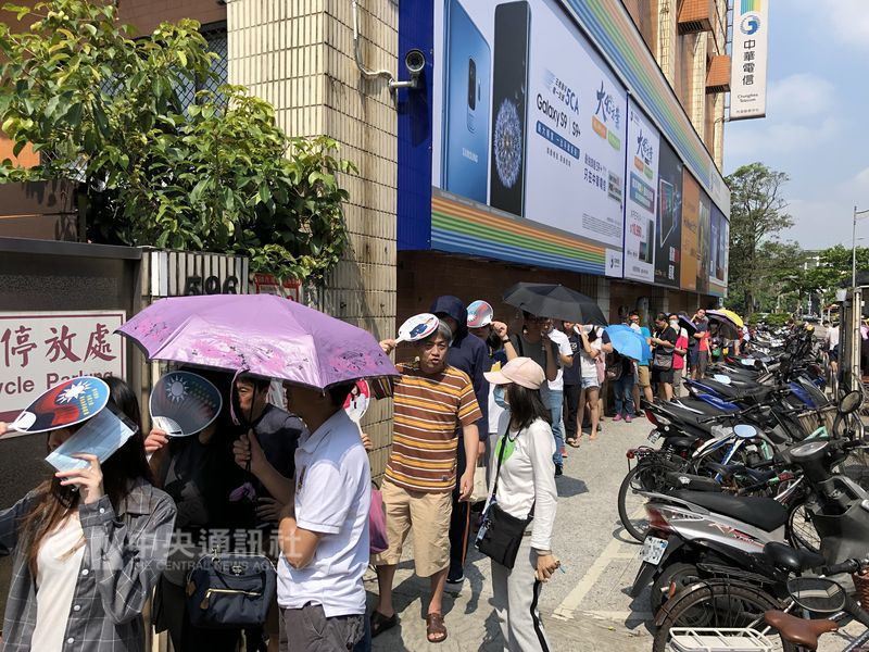 繼5月和8月吃到飽優惠專案,針對開學檔期,電信三雄再推出學生專屬488吃到飽。圖為5月電信門市湧人潮申辦499吃到飽。(中央社檔案照片)
