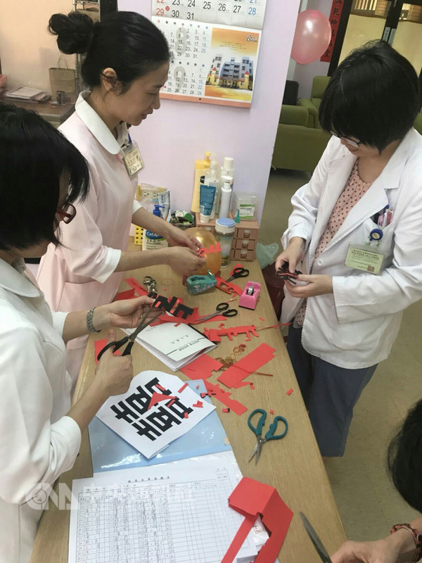 為了幫助乳癌病人辦婚禮,台大醫院醫護人員總動員,有人幫忙剪「囍」字,有人幫忙張羅頭紗、假髮等,甚至還幫忙做婚戒。(台大護理師陳怡安提供)中央社記者陳偉婷傳真 107年8月18日