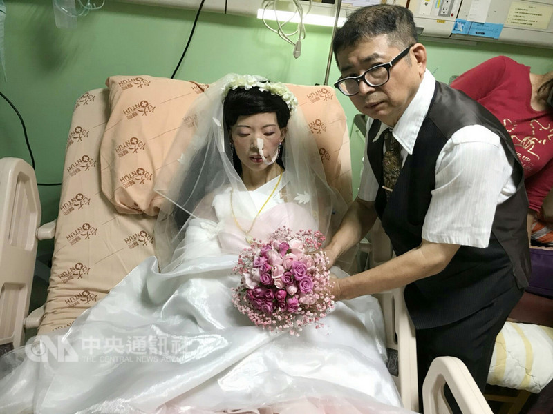 乳癌病人錢小紅(左)與男友交往17年,日前在台大醫院醫護團隊協助下舉行婚禮,一圓她期盼數十年的心願,婚禮後4天平靜辭世。(台大醫院護理師陳怡安提供)中央社記者陳偉婷傳真 107年8月18日