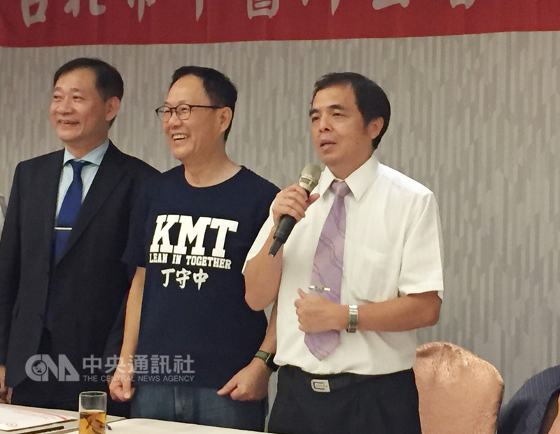 台北市長柯文哲夫人陳佩琪「護夫」形象褒貶不一,國民黨提名台北市長參選人丁守中(中)19日晚間出席公開活動後受訪表示,若當選後不會出現第一市長夫人情形,他太太只幫忙選舉拜票。中央社記者黃麗芸攝 107年8月19日