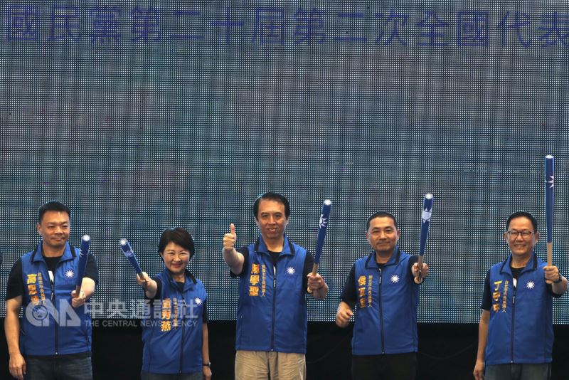 國民黨全代會19日登場,縣市長參選人合體造勢,訴求團結重返執政,全代會並以「棒球」為意象,各縣市長參選人手拿球棒象徵揮出全壘打,強棒出擊。中央社記者徐肇昌攝 107年8月19日