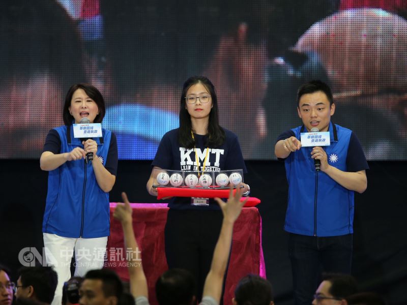 國民黨在19日舉行的全代會中向黨代表募款,主持人洪孟楷(右)與王鴻薇(左)現場拍賣歷任黨主席的簽名球募款。中央社記者徐肇昌攝 107年8月19日