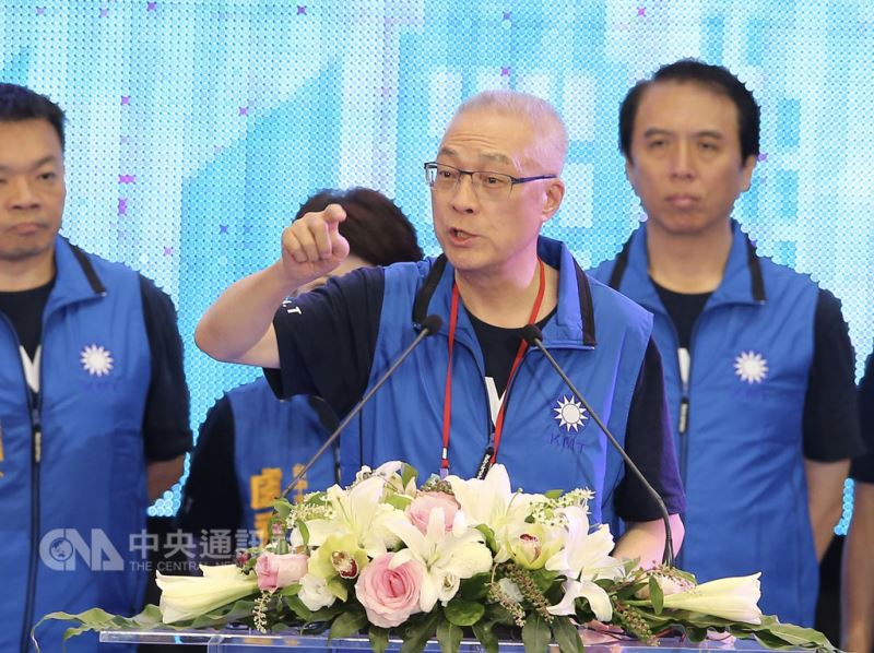 國民黨全代會19日登場,黨主席吳敦義(前)致詞時批評民進黨政府在經濟、外交、兩岸關係等表現皆缺乏能力,相較於前總統馬英九執政8年,全球競爭力、外交關係等都名列前茅,他強調拚經濟、顧國民,還是國民黨比較棒。中央社記者徐肇昌攝 107年8月19日