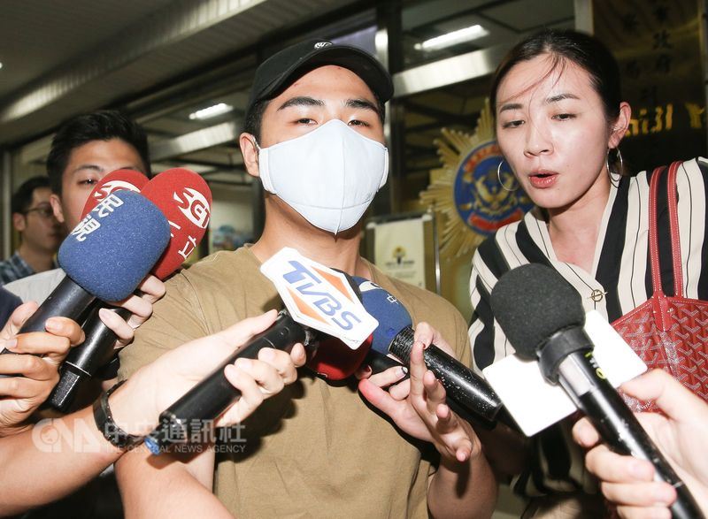 藝人吳宗憲的兒子吳睿軒(中)透過網路發文寫下要炸北市府等字句,19日晚間遭北市刑大約談到案說明,訊後離去。中央社記者謝佳璋攝 107年8月19日