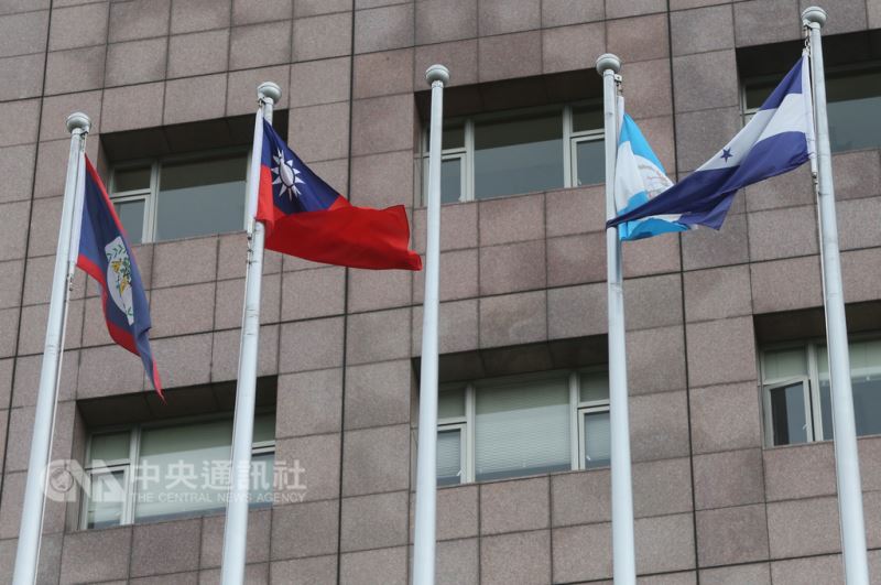 外交部長吳釗燮21日宣布,中華民國與中美洲邦交國薩爾瓦多斷交,停止雙邊合作並撤離大使館、技術團。圖為位在台北市天母地區的使館特區上午已撤下薩爾瓦多國旗。中央社記者鄭傑文攝 107年8月21日