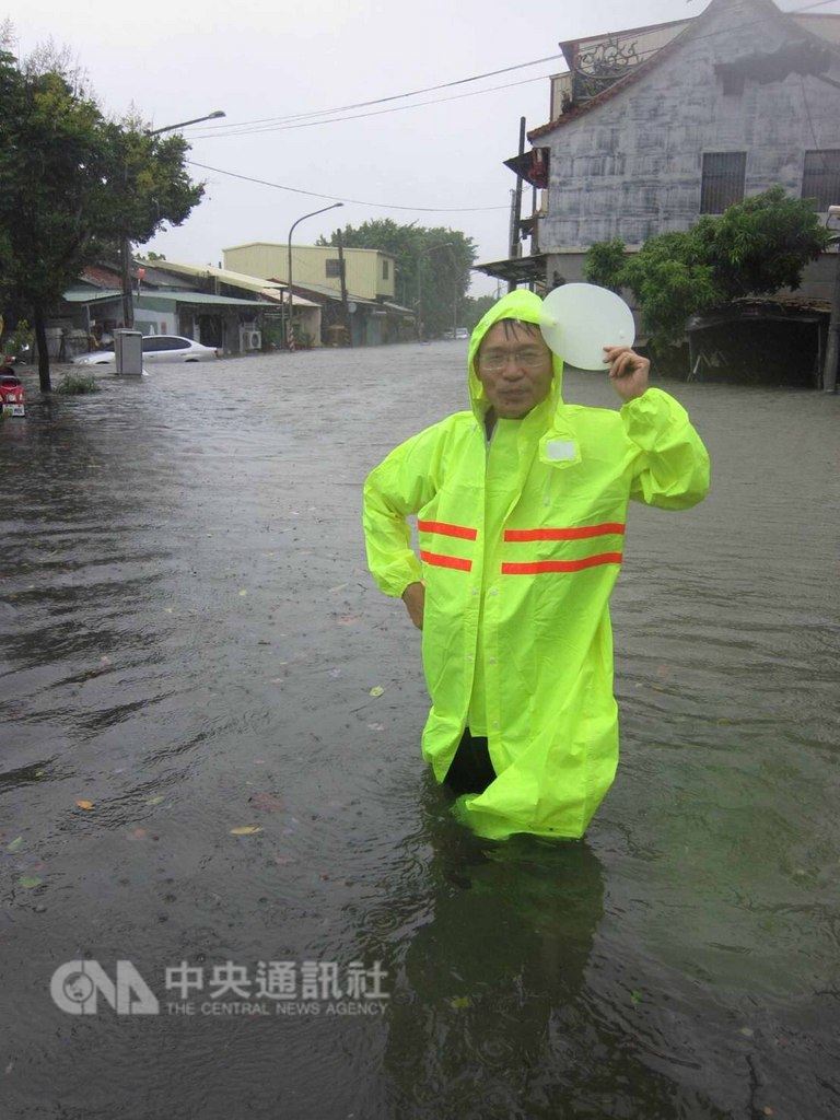 高雄市23日瞬間強降雨不斷,造成多處積水,交通打結。圖為小港區鳳林國小北側門積水,水深及膝。(民眾提供)中央社記者程啟峰高雄真 107年8月23日