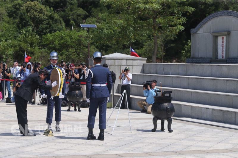 八二三戰役60週年,國防部長嚴德發(前左)23日在金門太武山公墓公祭,向在八二三戰役犧牲的官兵獻花致敬。中央社記者徐肇昌攝 107年8月23日