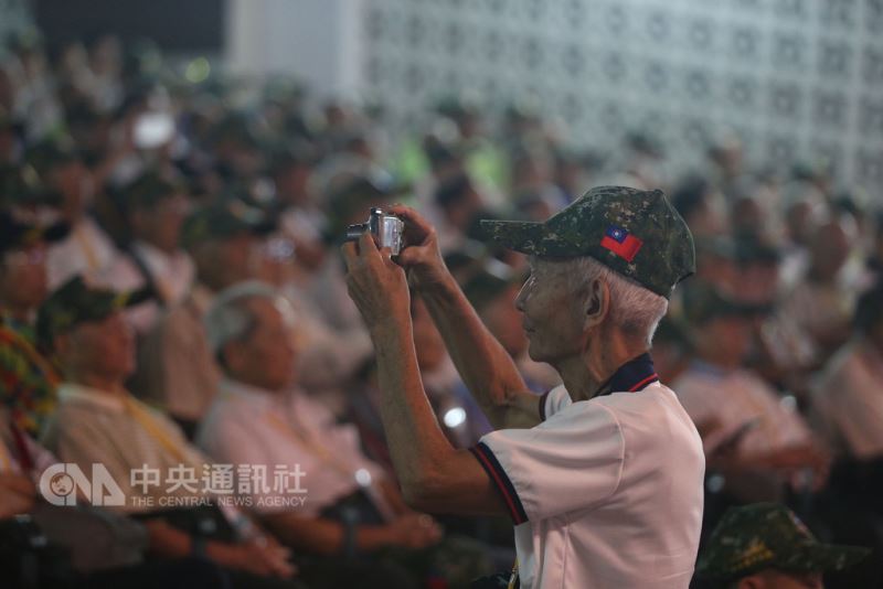 今年是八二三戰役60週年,國防部23日在金門擎天廳舉行紀念大會,邀請參戰將領及遺族出席。與會人士拿出相機拍攝。中央社記者徐肇昌攝 107年8月23日