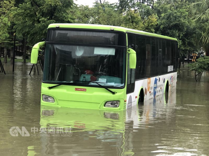 受熱帶性低氣壓影響,嘉義地區23日傍晚開始降下大雨,造成多個鄉鎮淹水。截至24日上午8時,全台降雨量前3名都在嘉義。圖為一輛行經新港鄉的嘉義縣公車拋錨在淹水的道路中。(民眾提供)中央社記者江俊亮傳真 107年8月24日