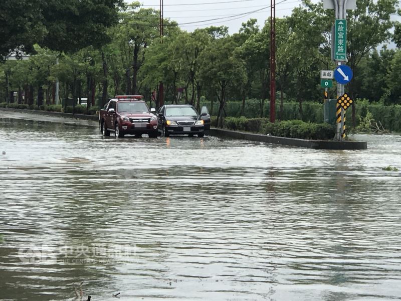 受熱帶性低氣壓影響,嘉義地區23日傍晚開始降下大雨,造成多個鄉鎮淹水。截至24日上午8時,全台降雨量前3名都在嘉義。圖為故宮東路積水封閉。(民眾提供)中央社記者江俊亮傳真 107年8月24日
