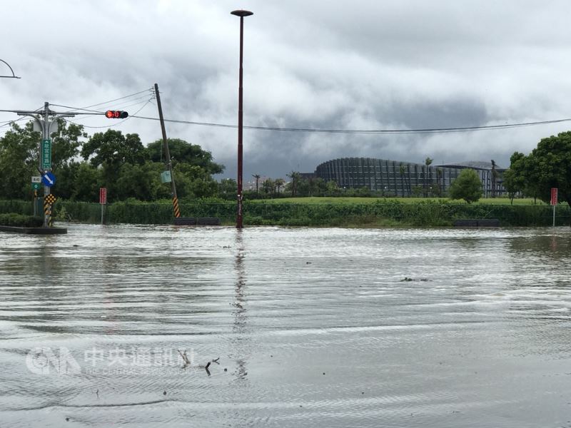 受熱帶性低氣壓影響,嘉義地區降下超大豪雨,故宮南院24日休館。圖為故宮南院附近24日上午淹水情形,右後方建築為故宮南院。(民眾提供)中央社記者江俊亮傳真 107年8月24日