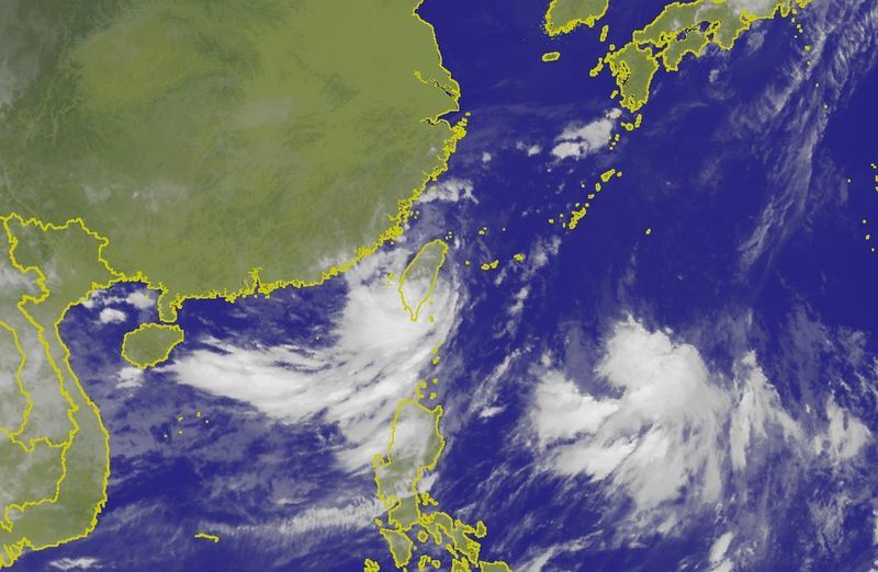 中央氣象局24日表示,熱帶低氣壓移動速度緩慢,24日凌晨位於台中、彰化沿海一帶,中南部和澎湖嚴防豪大雨,北部地區雨勢逐漸明顯。(圖取自中央氣象局網頁www.cwb.gov.tw)
