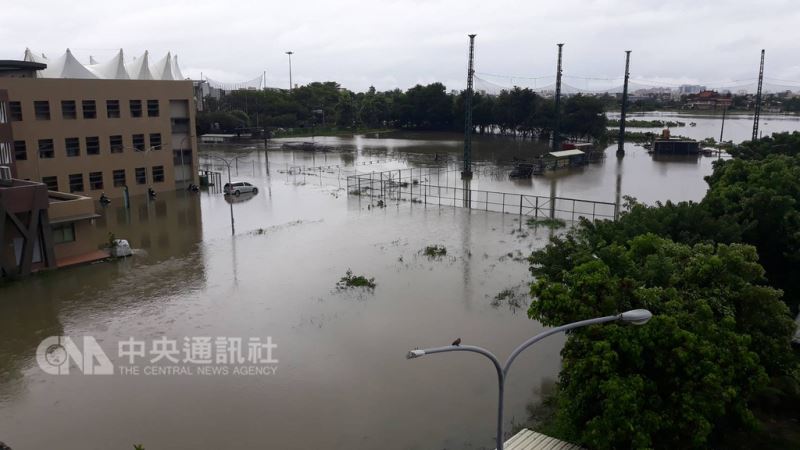 受熱帶性低氣壓影響,嘉義地區23日傍晚開始降下大雨,造成多個鄉鎮淹水。截至24日上午8時,全台降雨量前3名都在嘉義。圖為朴子市淹水情形。(民眾提供)中央社記者江俊亮傳真 107年8月24日