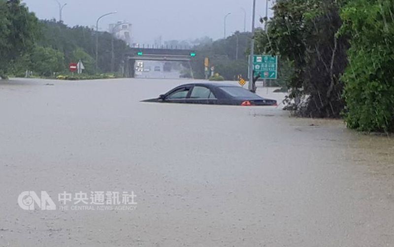 南台灣受熱帶性低氣壓影響連日豪雨,多處地區淹水,許多民眾汽車不小心變成泡水車。(中央社檔案照片)
