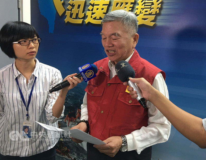 防災中心指揮官、經濟部長沈榮津(右)25日表示,目前僅剩138戶未復電,全台供水已恢復正常;鐵公路運輸方面也已經恢復正常。中央社記者邱柏勝攝 107年8月25日