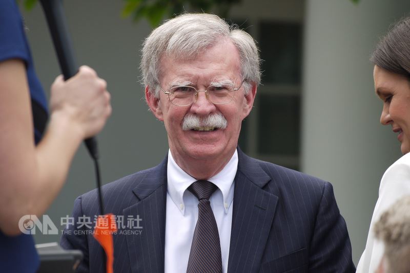 美國白宮罕見發表聲明關切台薩斷交,專家認為,友台立場鮮明的白宮國家安全顧問波頓(中)是幕後推手。(中央社檔案照片)