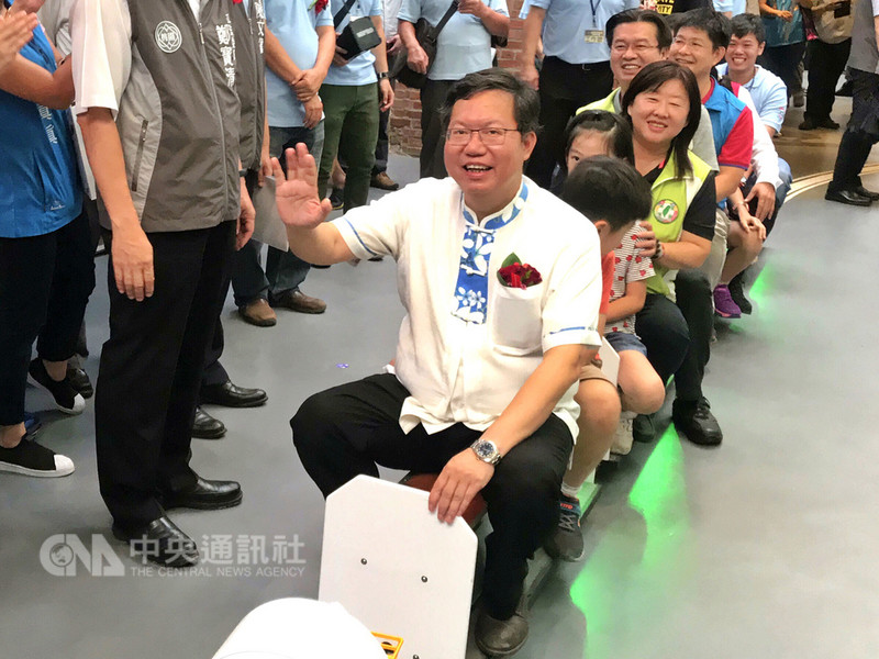 桃園市政府運用台鐵已有82年歷史的舊倉庫空間打造「軌道願景館」,26日正式啟用,市長鄭文燦(前)出席開幕活動與民同樂。中央社記者吳睿騏攝 107年8月26日