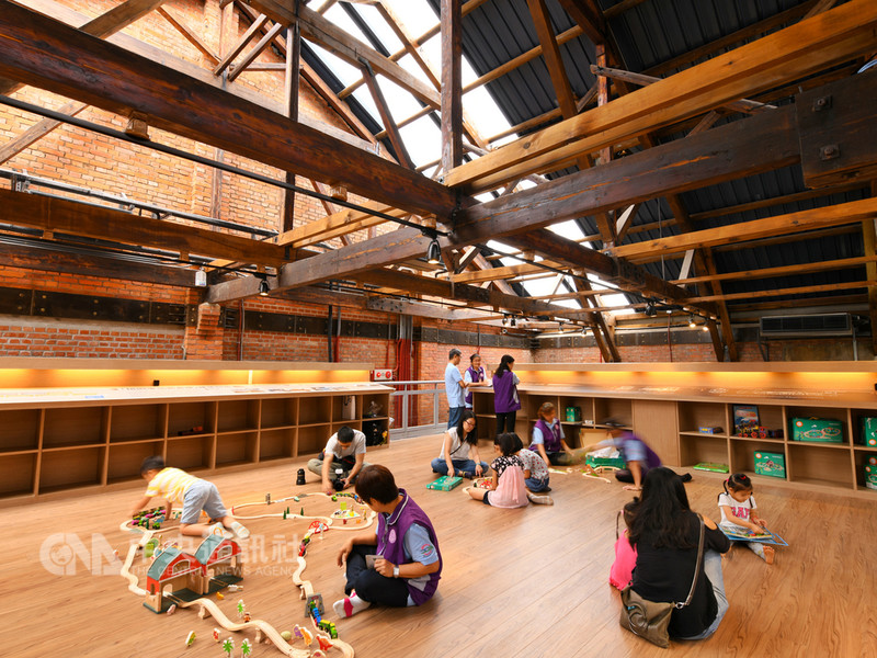 桃園軌道願景館前身為台鐵舊倉庫,經改造活化後26日啟用,內部為和洋折衷式風格,1樓設置歷史區、技術區、願景區和多媒體互動區;2樓設置交通圖書室。中央社記者吳睿騏攝 107年8月26日