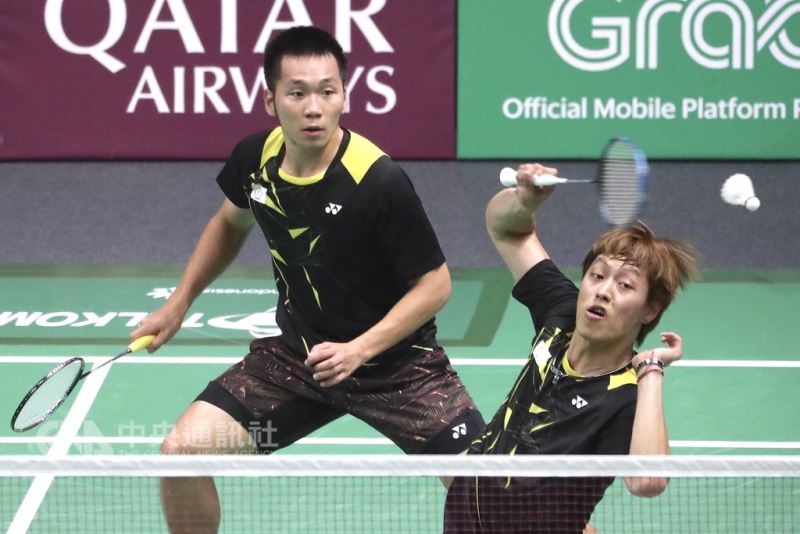 台灣羽球雙打好手李洋(左)、李哲輝(右)26日在亞運羽球男子雙打8強,以2比0拍落南韓組合,成為中華隊史上,首組取得亞運男雙獎牌的組合。(中央社檔案照片)
