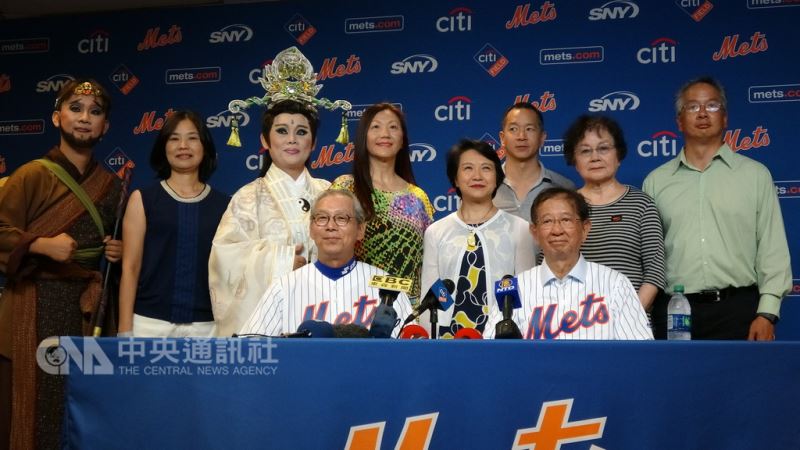 前中研院長李遠哲(前右)、駐美代表高碩泰(前左)26日與家人出席紐約大都會台灣日,和到場演出的歌仔戲團明華園成員合影。中央社記者尹俊傑紐約攝 107年8月27日