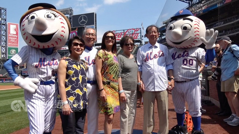 美國職棒大聯盟紐約大都會台灣日登場,(右起)大都會吉祥物Mr. Met、前中研院長李遠哲夫婦、駐美代表高碩泰夫婦、駐紐約辦事處長徐儷文、Mrs. Met合影。中央社記者尹俊傑紐約攝 107年8月27日