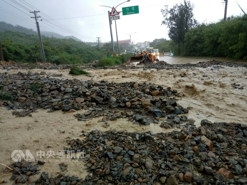 屏東縣27日成為全台唯一放豪雨假縣市,縣府人事處長李殷明還原26日晚間開會的考量,他說,27日屏東縣降雨量預測200到400毫米,已達24小時350毫米雨量停班課標準,且26日枋寮以南雨勢很大,豪雨下了幾天,土壤吸水量已飽合,縣府擔心若持續大雨會有淹水、土石流影響交通。(民眾提供)中央社記者郭芷瑄傳真 107年8月27日