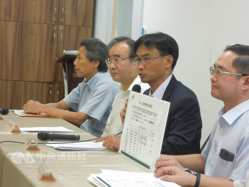 8月23日起的暴雨造成中南部農業災情,行政院農業委員會27日召開記者會公布最新災損統計,農委會副主委陳吉仲(右2)出席說明。中央社記者吳欣紜攝 107年8月27日