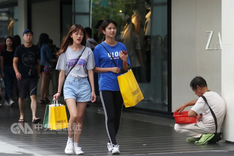 由於外貿、內需等指標轉佳,國家發展委員會27日發布7月景氣燈號為代表景氣穩定的綠燈,綜合判斷分數則增至27分。圖為民眾在台北市東區商圈逛街。中央社記者吳家昇攝 107年8月27日