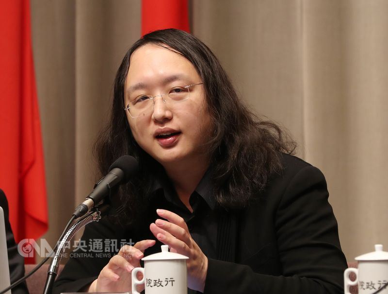 行政院政務委員唐鳳27日表示,她完全沒有介入社群媒體的興趣或權力。(中央社檔案照片)