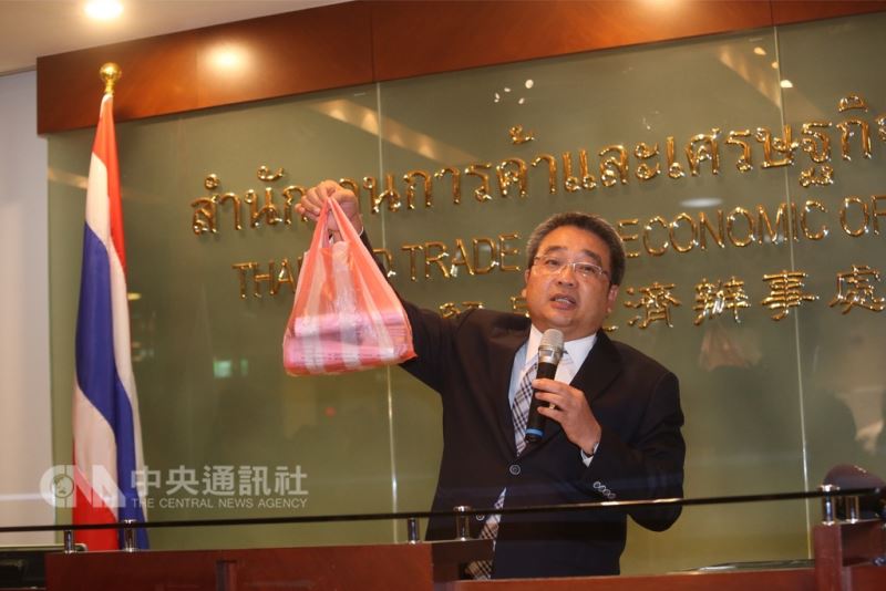 泰國貿易經濟辦事處代表通才(Thongchai Chasawath)28日下午召開記者會,說明泰國簽證將漲價原因。中央社記者吳家昇攝 107年8月28日