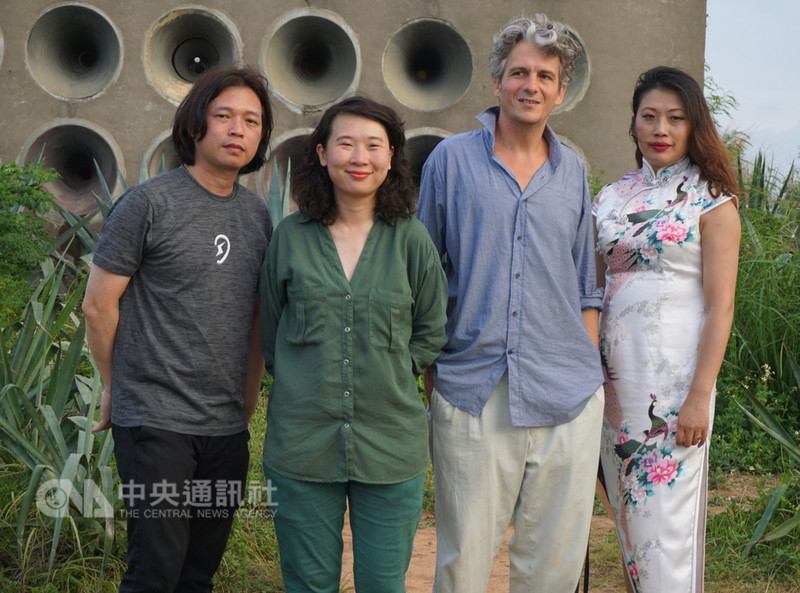 藝術家張夏翡(右)、楊凱婷(左2)、王福瑞(左)及法籍作曲家奧古斯丁莫爾斯(Augustin Maurs)(右2),利用金門北山播音牆從事聲音創作,預定9月到柏林展開第二階段展演,傳達「和平無價」意旨。中央社記者黃慧敏攝 107年8月28日