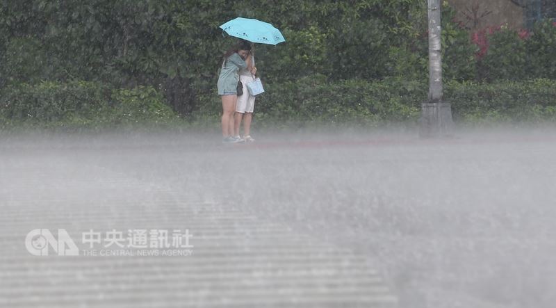 高雄市政府28日清晨6時12分宣布停班停課。(中央社檔案照片)