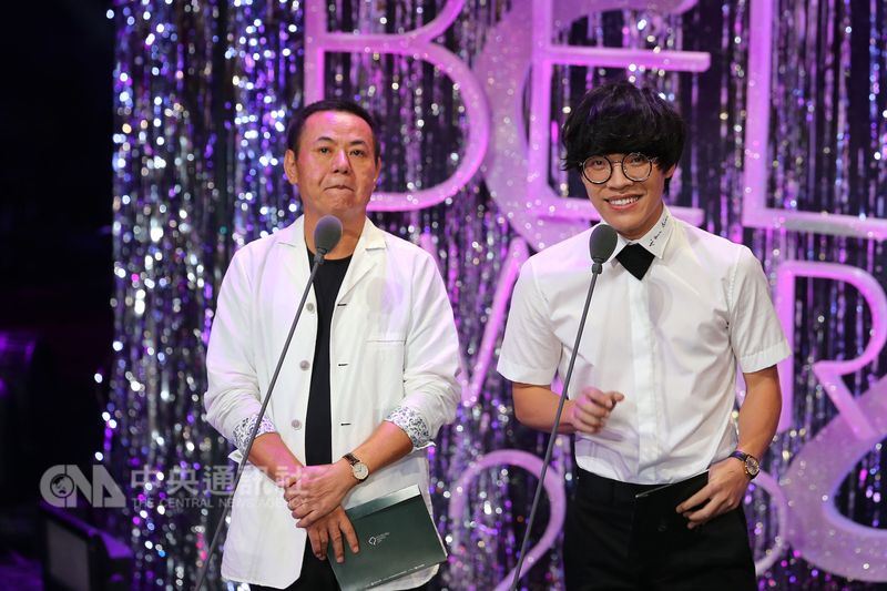 電視金鐘獎29日公布入圍名單,主演「花甲男孩轉大人」的盧廣仲(右)雙料入圍戲劇節目男主角與新進演員獎。圖為盧廣仲於第52屆金鐘獎擔任頒獎嘉賓畫面。(中央社檔案照片)