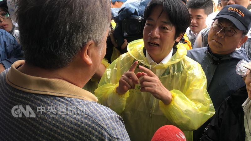 行政院長賴清德(中)29日第3度前往嘉義縣,視察因豪雨淹水的嘉義縣沿海布袋鎮等地,一再向受淹水影響民眾致歉。中央社記者黃國芳攝 107年8月29日